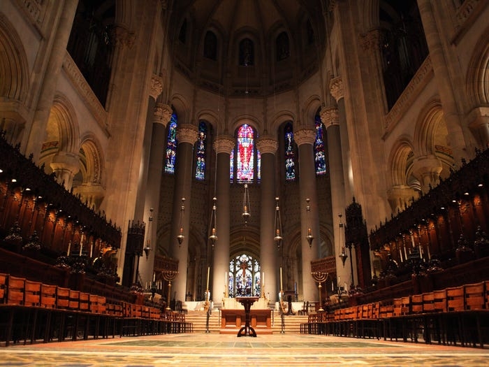  Nhà thờ St. John the Divine ở thành phố New York là nhà thờ lớn nhất thế giới có diện tích 121.000 feet vuông được xây dựng từ năm 1892 qua nhiều thế kỷ đến nay vẫn đang tiếp tục được hoàn thiện để duy trì tính toàn vẹn kiến trúc.