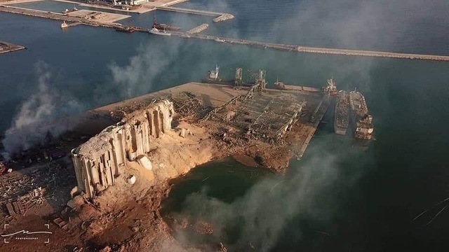  Vụ nổ phá hủy một nửa thủ đô Beirut. (Ảnh: Twitter)