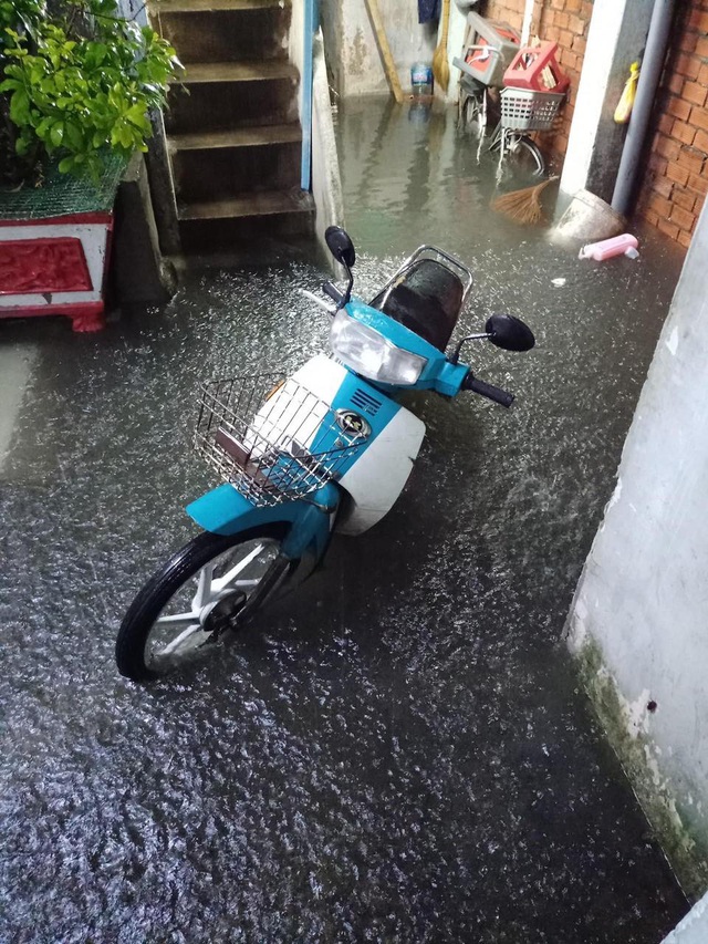 Nước tràn vào nhà dân.