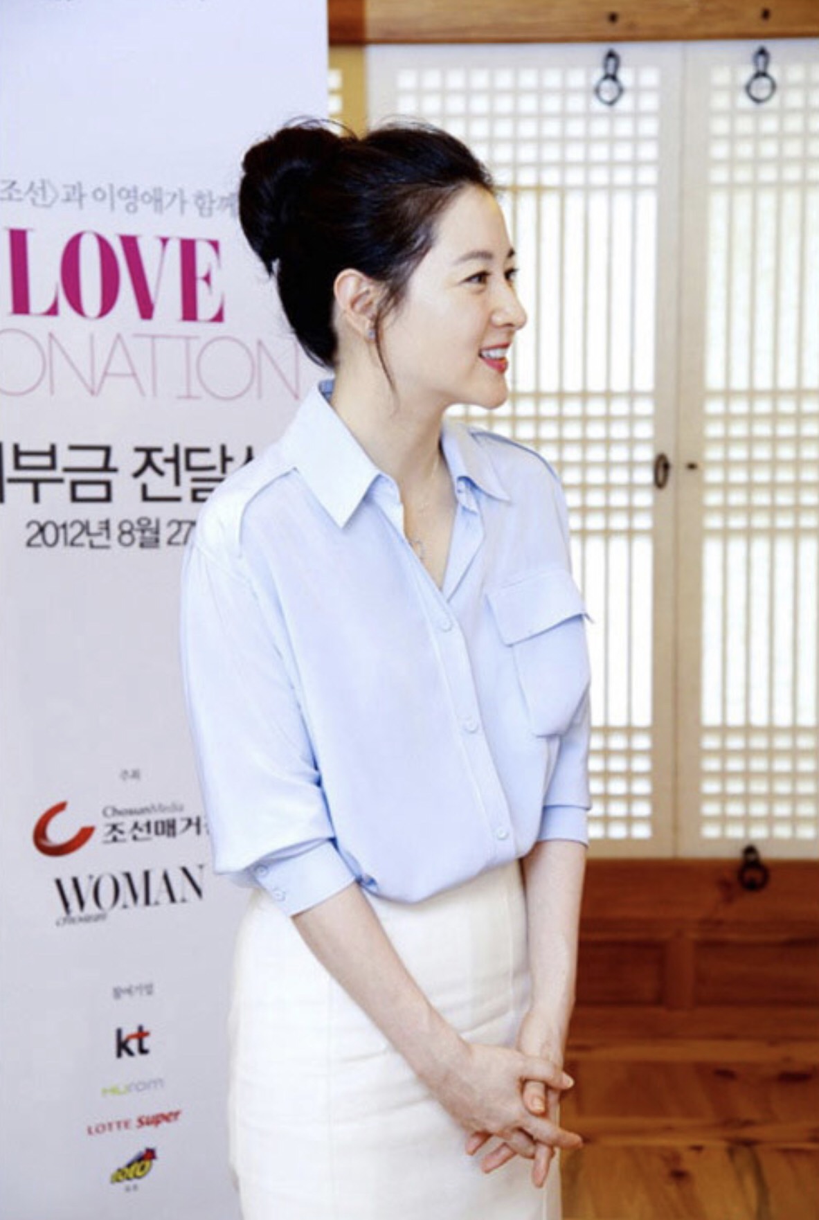  Lee Young Ae là biểu tượng của vẻ đẹp Hàn Quốc thuần khiết, nhã nhặn, cô chọn áo sơ mi xanh da trời nhạt với chân váy trắng đơn giản.