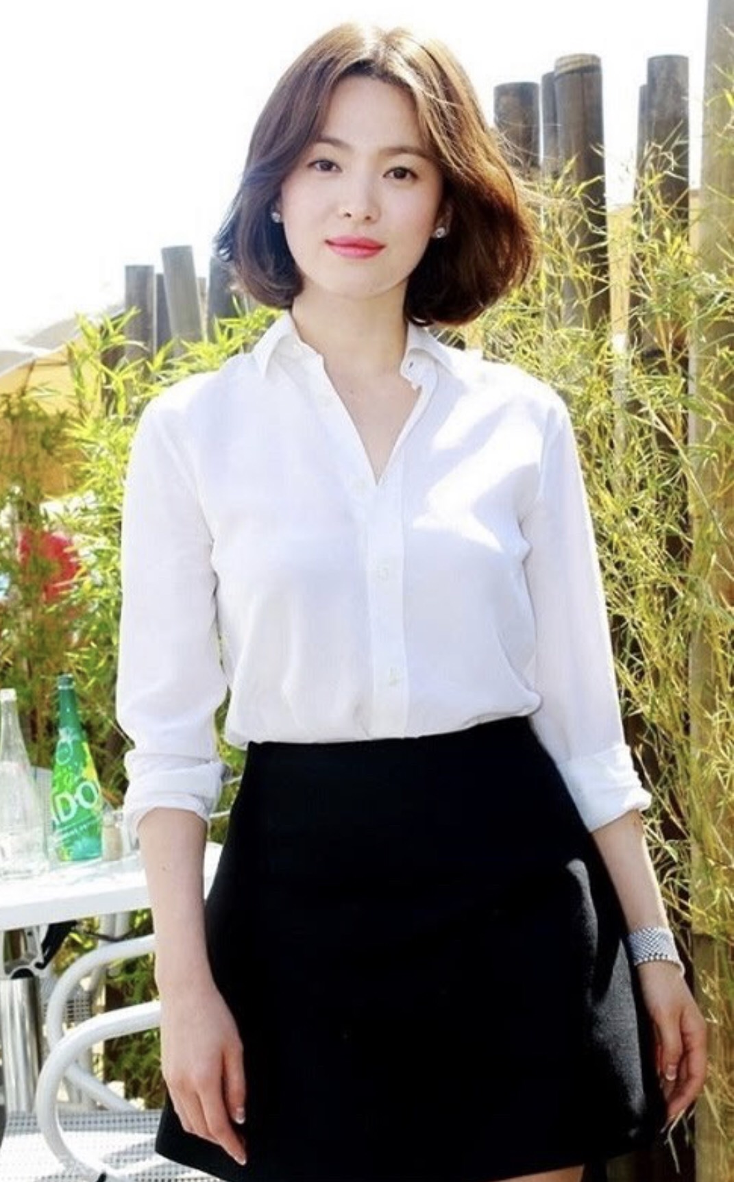  Nữ hoàng quảng cáo Song Hye Kyo lại chọn áo sơ mi trắng và chân váy chữ A màu đen khi tham gia Liên hoan phim.