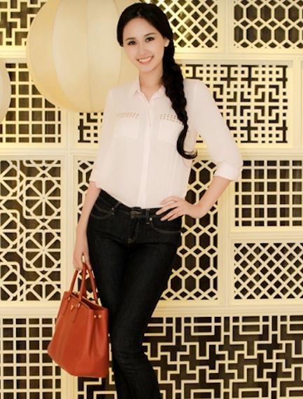  Quần jeans + áo sơ mi giống Hoa hậu Mai Phương Thúy.