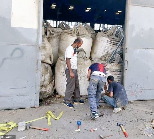  Nhân viên cảng Beirut sửa cửa kho chứa amoni nitrat vài giờ trước vụ nổ. (Ảnh: Twitter)