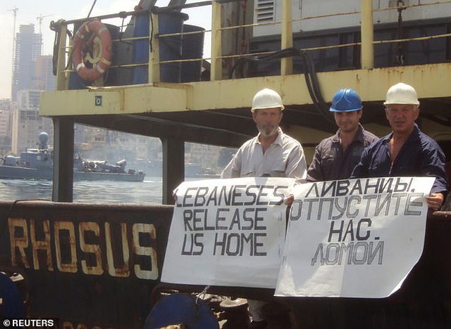  Ông Boris Prokoshev, thuyền trưởng tàu MV Rhosus, và các thủy thủ tàu đề nghị được giải phóng khỏi con tàu khi bị giữ lại ở cảng Beirut cuối năm 2013 đến giữa 2014. (Ảnh: Reuters)