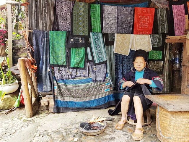  Bản Cát Cát vẫn còn lưu giữ nghề dệt truyền thống với những sắc màu đậm chất núi rừng.