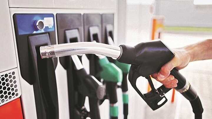   Giá xăng RON 95, dầu diesel và dầu hỏa giảm nhẹ từ 15 giờ chiều nay