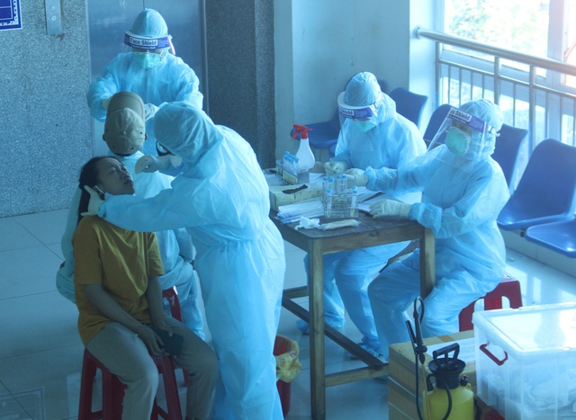  Bệnh viện tỉnh Quảng Trị đã lấy hơn 1.600 mẫu để xét nghiệm, sàng lọc.