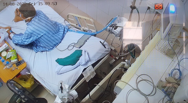  Bệnh nhân 867 đang được điều trị tại BV Bệnh Nhiệt đới Trung ương, tổn thương phổi, thở máy không xâm nhập và đã cắt sốt. Ảnh: Minh Nhật.