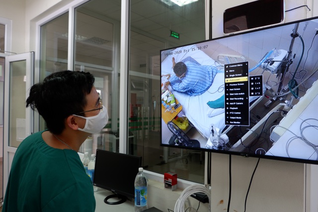  Hệ thống màn hình theo dõi các bệnh nhân từ bên ngoài