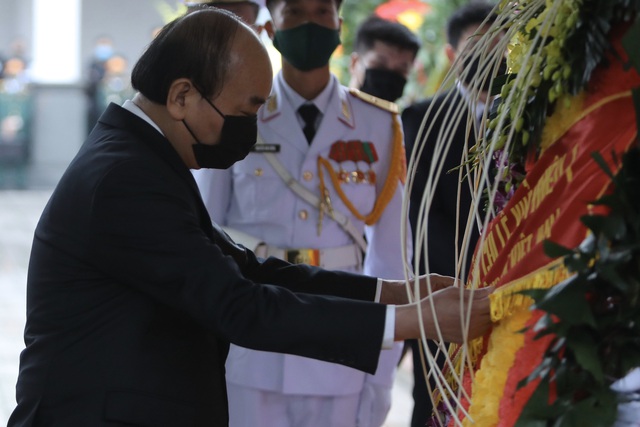  Thủ tướng Nguyễn Xuân Phúc cẩn trọng chỉnh lại vòng hoa trước khi cùng đoàn Chính phủ vào viếng. (Ảnh: Sơn Tùng)