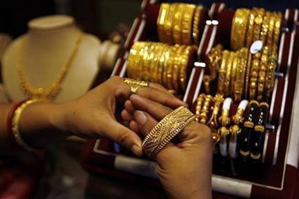  Lo ngại lạm phát khiến giới đầu tư đổ tiền vào kim loại quý. Ảnh: Reuters