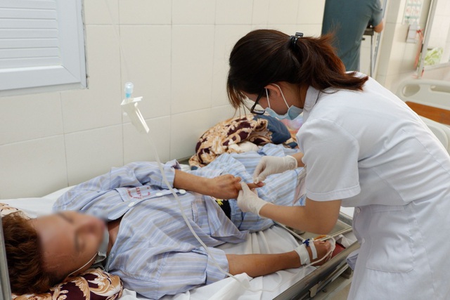  Bệnh nhân sốt xuất huyết được điều trị tại Bệnh viện Bệnh Nhiệt đới Trung ương