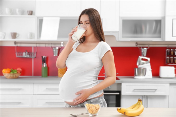  Mẹ bầu uống sữa nóng trước khi ngủ khoảng 40 phút giúp ngủ ngon.