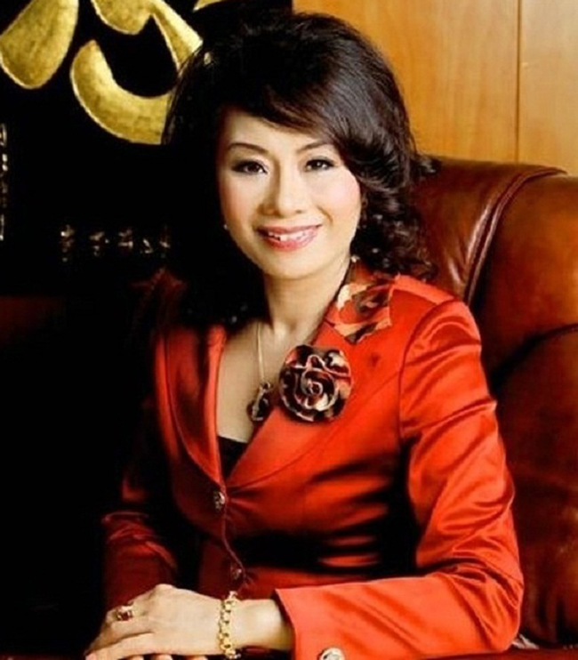  Năm 2009, Tuyết Nga đạt danh hiệu Hoa hậu quý bà thành đạt trong cuộc sống tại cuộc thi Hoa hậu quý bà Việt Nam.