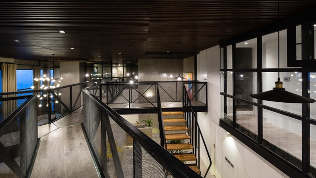  Không tận dụng tối đa mặt sàn tầng hai, kiến trúc sư tạo nên hành lang chữ Y, vừa có chức năng kết nối, đảm bảo khoảng thông tầng cho khu vực sinh hoạt chung dưới tầng 1, vừa tạo điểm nhấn độc đáo đầu tiên cho thiết kế tổng thể ngôi nhà.