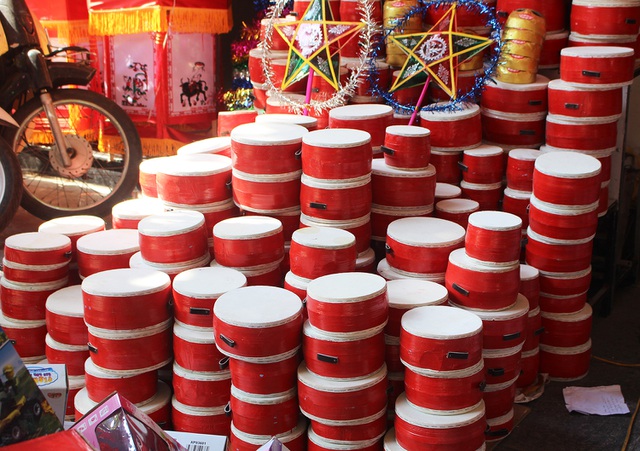 Các sản phẩm trống gõ được bày bán rầm rộ trên phố với giá cả phải chăng, dao động từ 80.000 - 250.000 đồng/chiếc