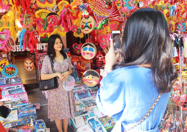  Không chỉ bán đồ chơi, vật dụng trung thu mà nhiều tiểu thương ở phố Hàng Mã còn tận dụng địa điểm cho thuê khách chụp ảnh