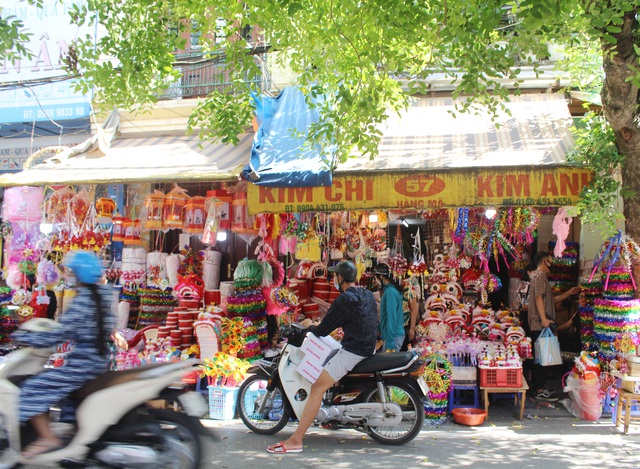  Nhiều cửa hàng trên phố Hàng Mã (Hà Nội) tấp nập khách ra vào mua đồ chuẩn bị cho rằm tháng tám hay còn gọi là Tết trung thu