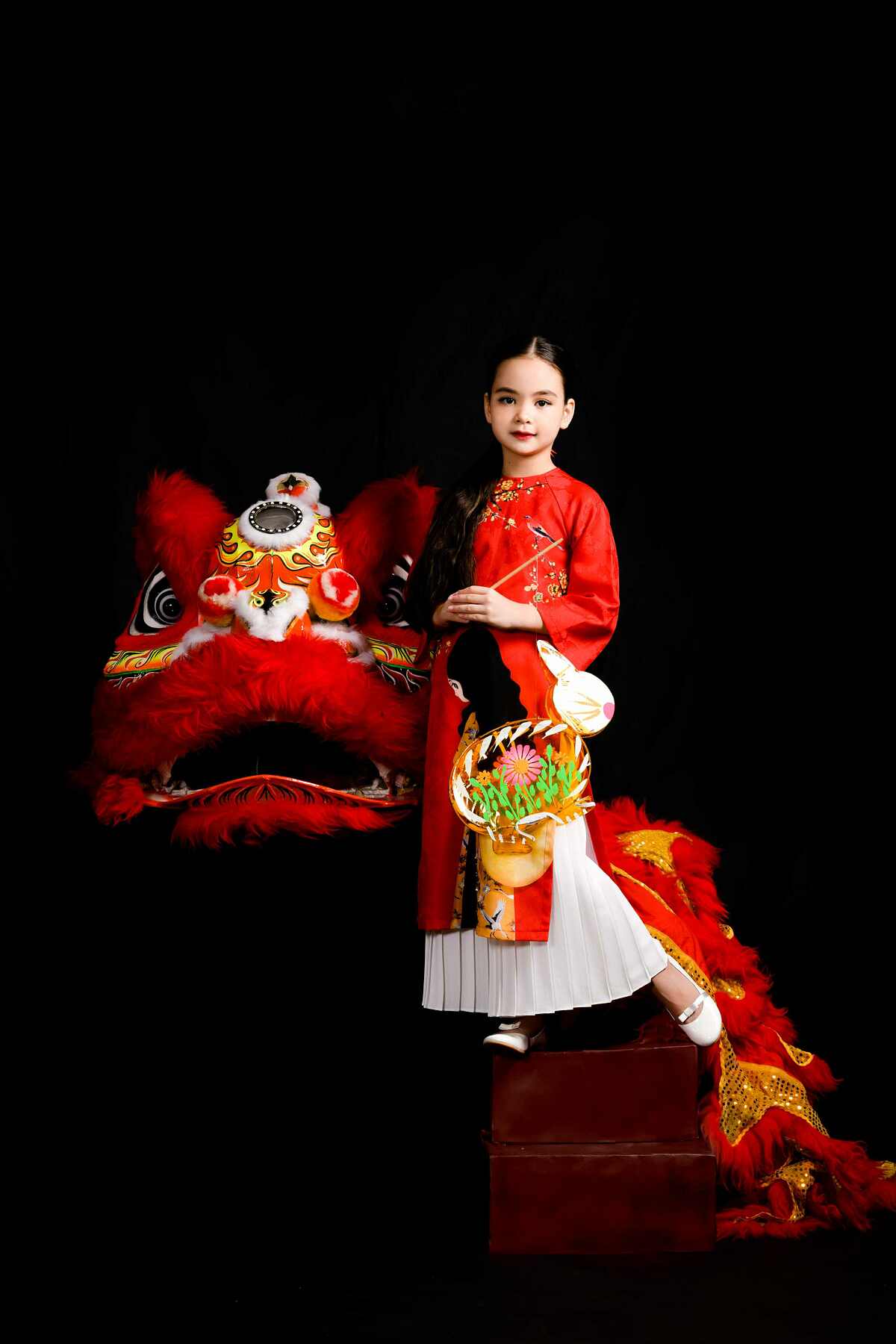 Không sở hữu gương mặt đậm chất Á Đông nhưng khi diện chiếc áo dài, cô học trò cưng của Xuân Lan vẫn thể hiện được sự e ấp và duyên dáng của những cô gái Việt trong trang phục truyền thông.