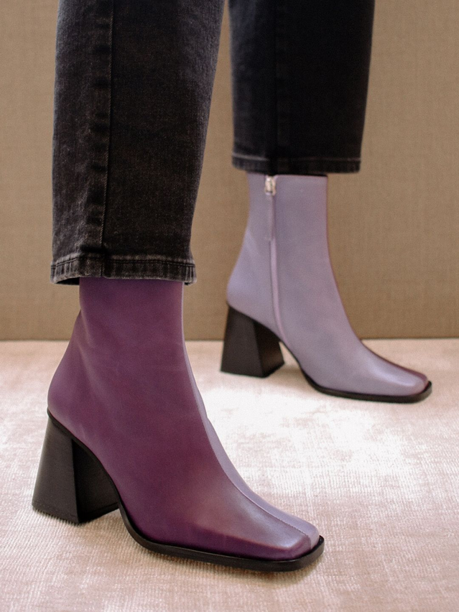  Những đôi boots mũi vuông tông màu tím lilac hot trends dành cho cô nàng yêu thích sự phá cách. 