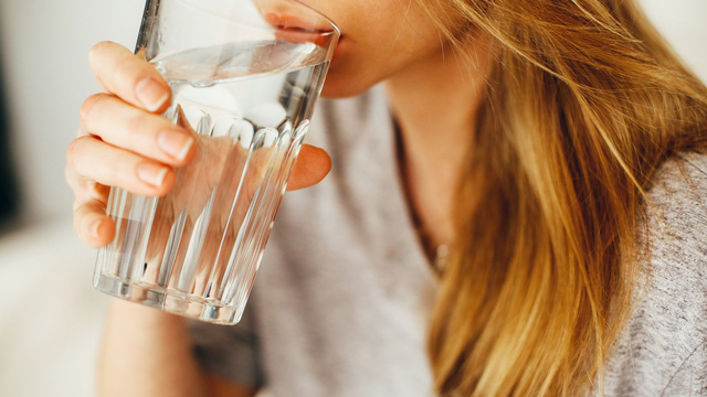  Uống một cốc nước nhỏ trước khi ngủ sẽ làm giảm độ nhớt của máu.