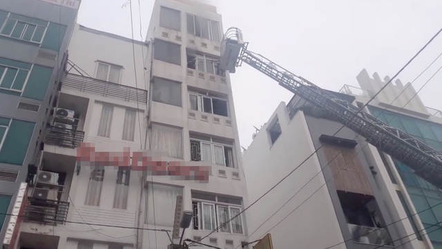  Lực lượng chữa cháy dùng xe thang đưa nạn nhân mắc kẹt bên trong ra ngoài