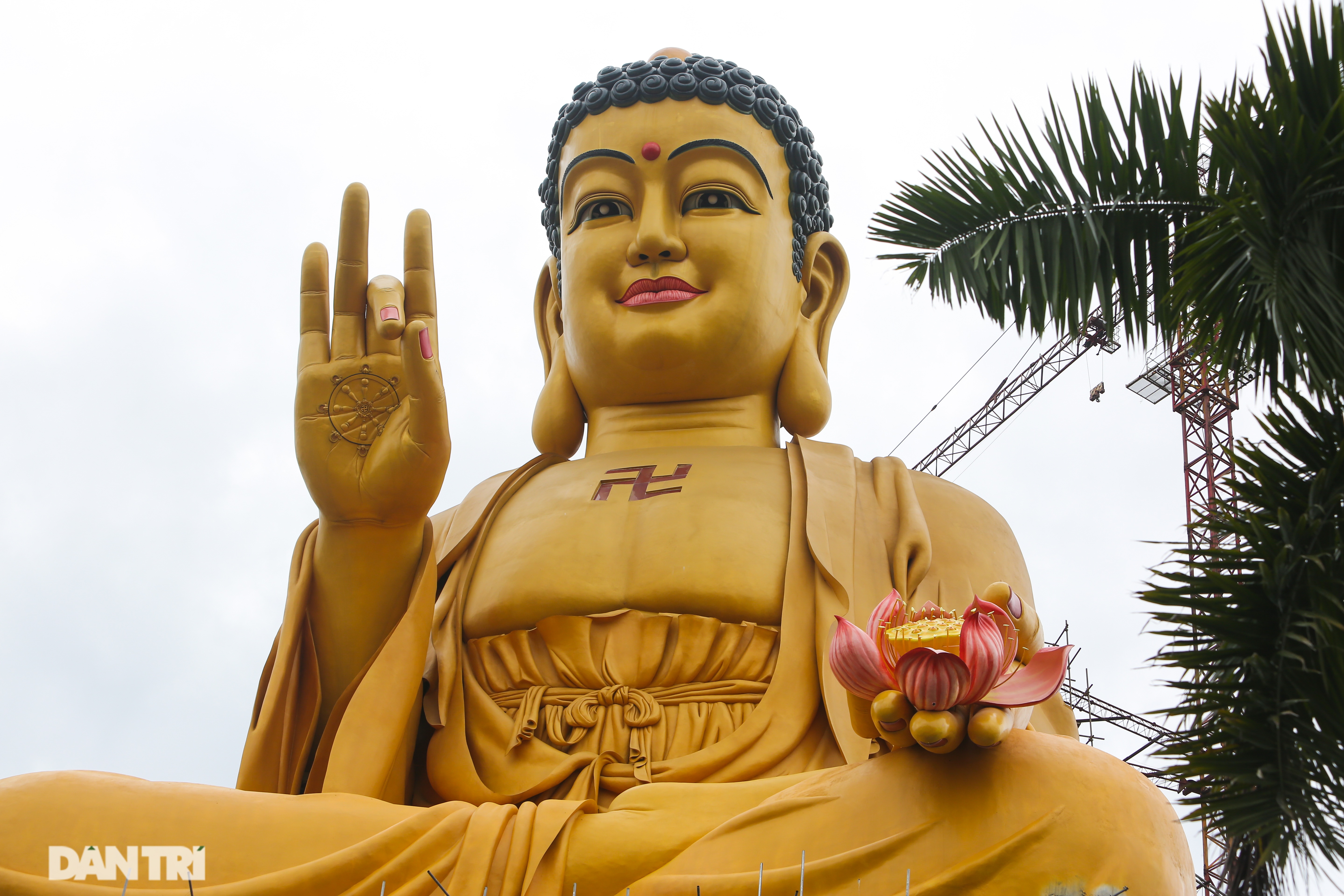  Tai Đức Phật mỗi bên dài hơn 8m.