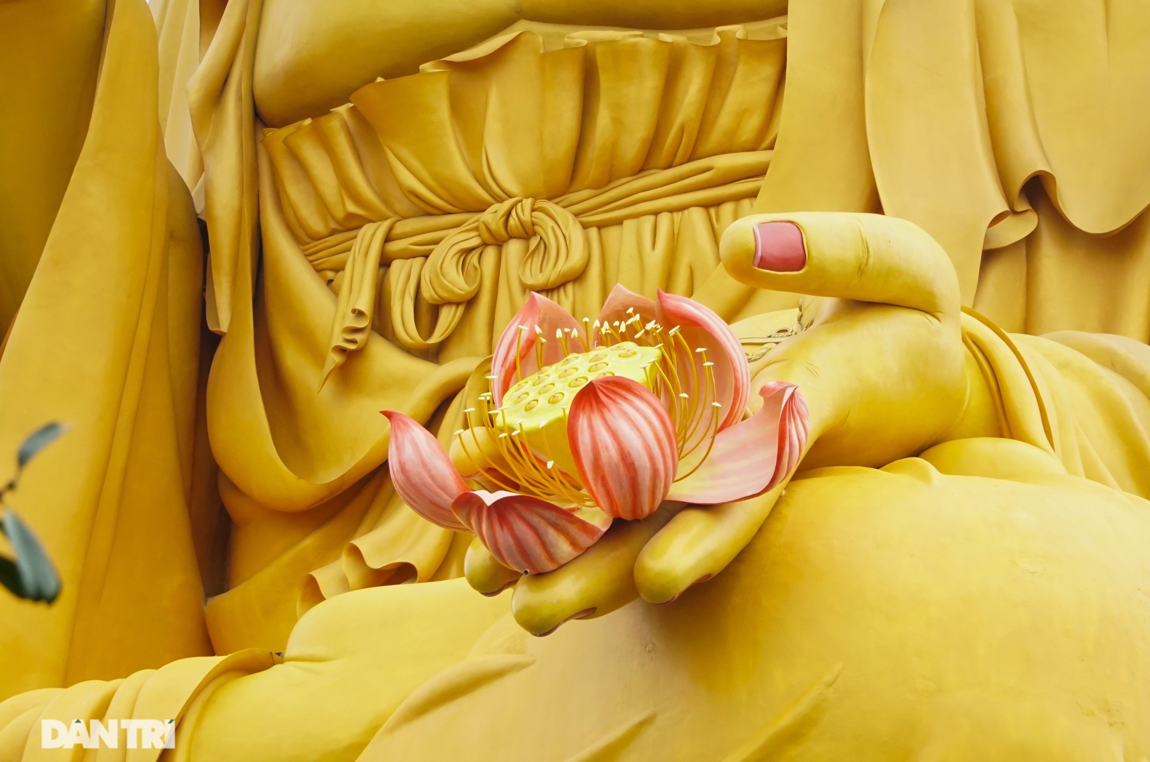  Đóa sen trên bàn tay trái của Đức Phật đã hoàn thành rất tinh xảo, mang giá trị thẩm mỹ cao