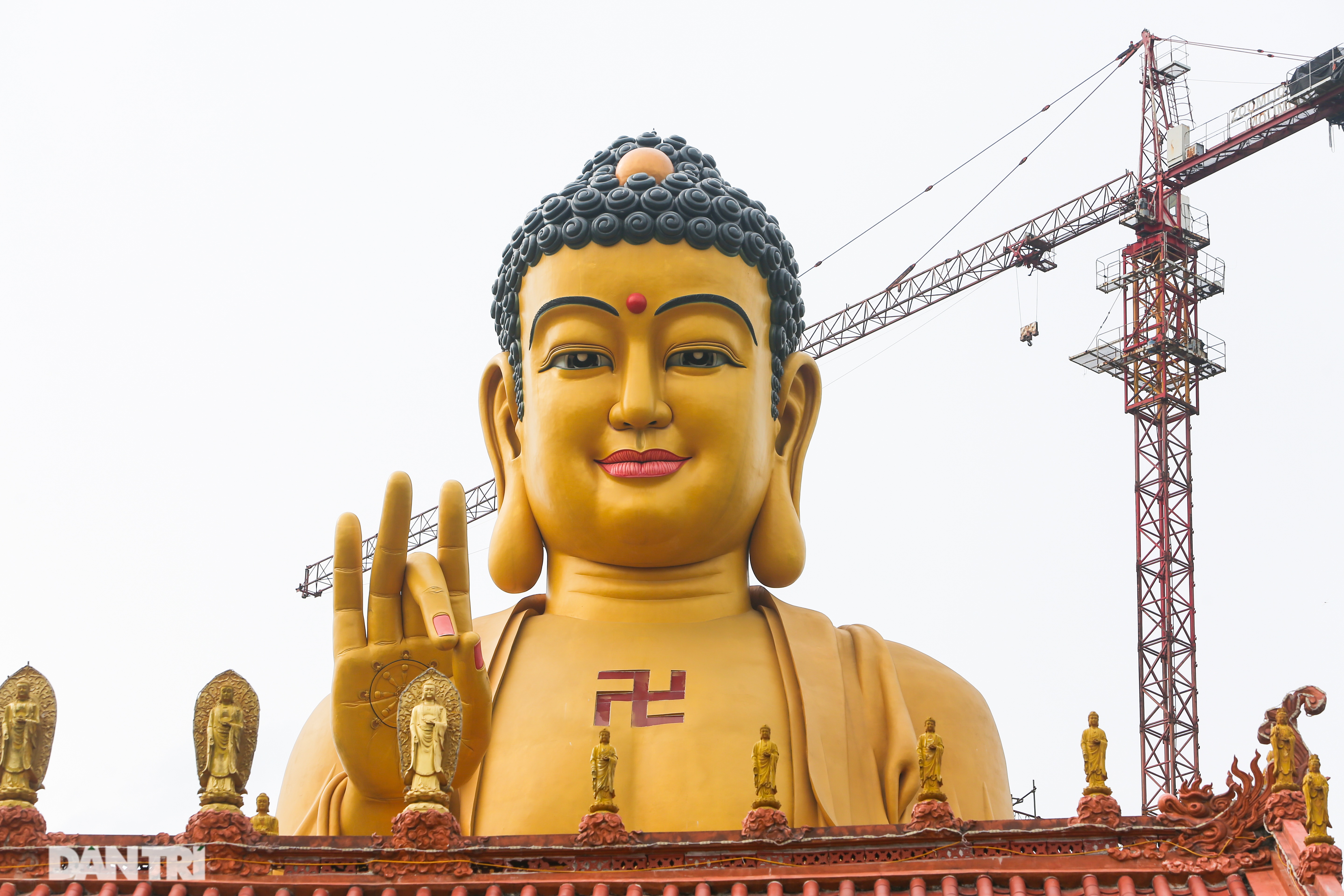  Đức Phật được tạo hình mỗi bên mắt dài 2m30, Kim khẩu (miệng) Đức Phật rộng 3m30.