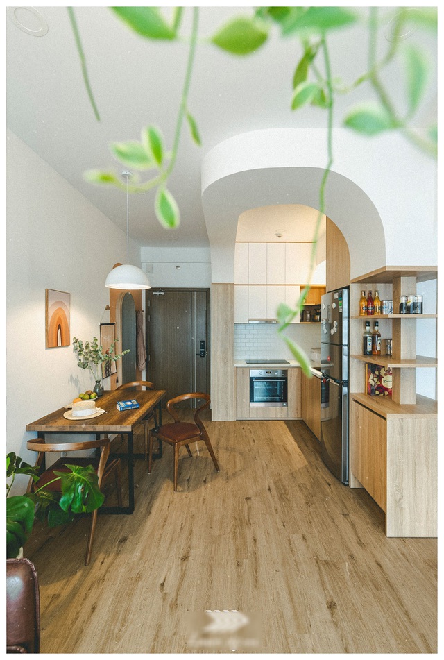  Trong căn hộ 67m2, kiến trúc sư Phương Nguyễn đã chọn điểm nhấn thiết kế là màu Ochre. Tông màu này vừa đủ tươi, đủ trẻ và đủ năng động để kết hợp với những đường cong của tường và vách