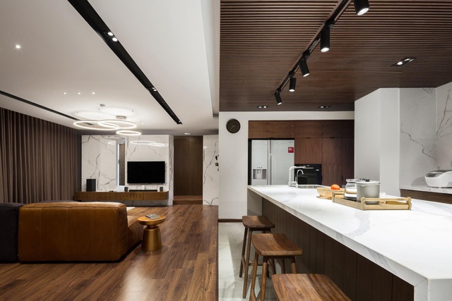  Sự khác biệt trong vật liệu lát sàn giúp phân chia hai khu vực chức năng phòng khách và bếp ăn mà không cần vách ngăn. Cũng nhờ thế mà ánh sáng tự nhiên có thể dễ dàng chiếu sáng được cho cả 2 không gian này.
