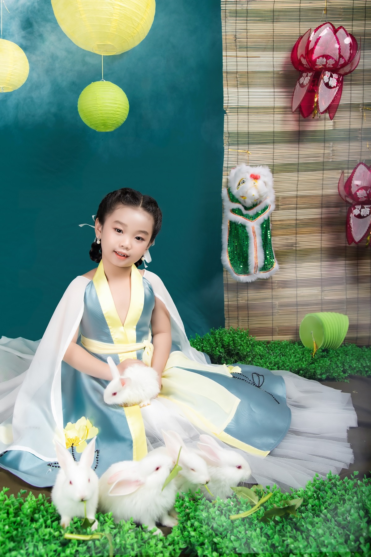  Mẫu nhí Nguyễn Ngọc Quỳnh Phương (6 tuổi) hóa thân thành chị Hằng ngồi trên cung trăng, chơi đùa cùng đàn thỏ ngọc.
