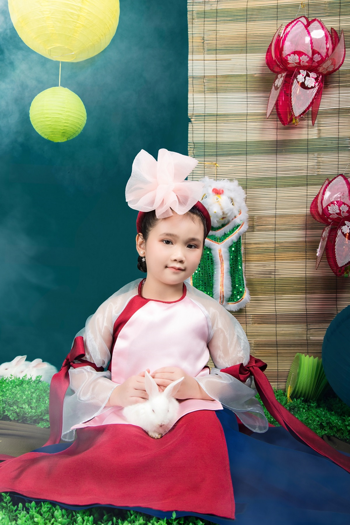  Sắc hồng pastel ở thân áo và hoa gắn trên mấn giúp tôn lên vẻ dịu dàng, dễ thương cho bé gái.