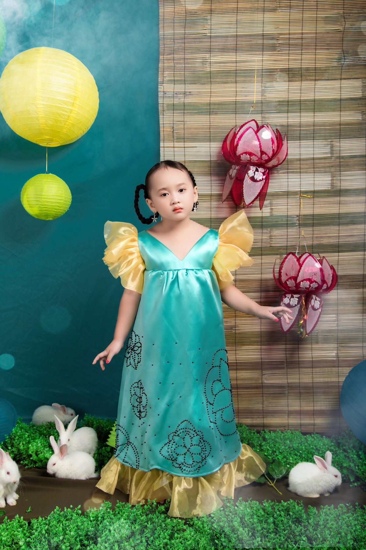  Cô bé Amy Hoàng Thảo Tiên diện thiết kế có phom dáng lạ mắt với họa tiết hoa cau, gợi nhớ 