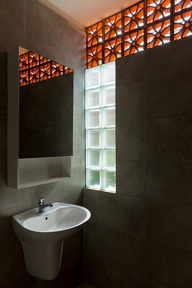 Phòng tắm kín đáo, tạo điểm nhấn bằng lớp gạch thông gió họa tiết hoa văn, giúp lấy sáng, đón gió.