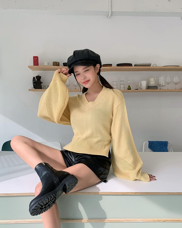 Các nàng cá tính có thể áp dụng combo áo len vàng tươi sáng mix cùng short da, kèm phụ kiện boots hầm hố và mũ baker boys.