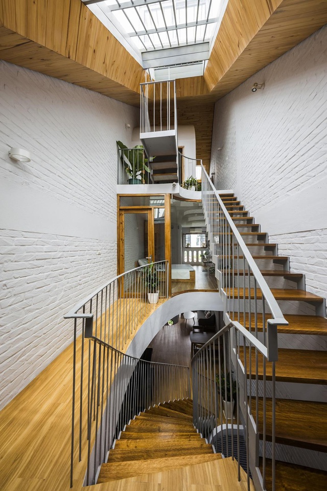  Cầu thang được thiết kế bằng khung sắt đơn giản, có tông màu đồng nhất với hành lang, vừa không cản tầm nhìn tới các khu vực chức năng khác, vừa tạo hiệu ứng thị giác thú vị.