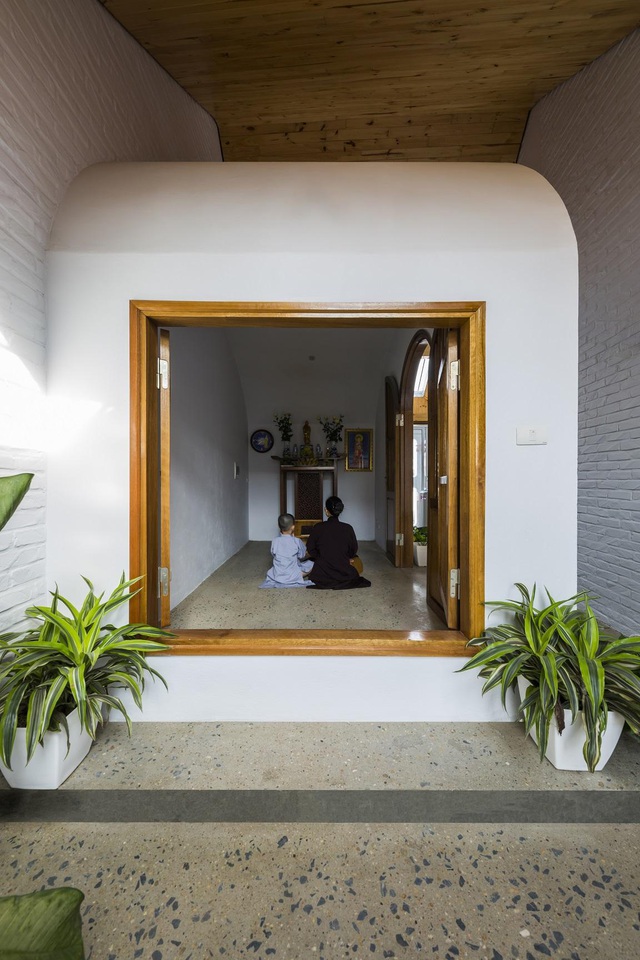  Gia chủ là một gia đình theo đạo Phật nên các kiến trúc sư đã thiết kế một phòng nhỏ trên tầng 4, tạo không gian thờ gia tiên và thờ Phật đảm bảo tính trang nghiêm.
