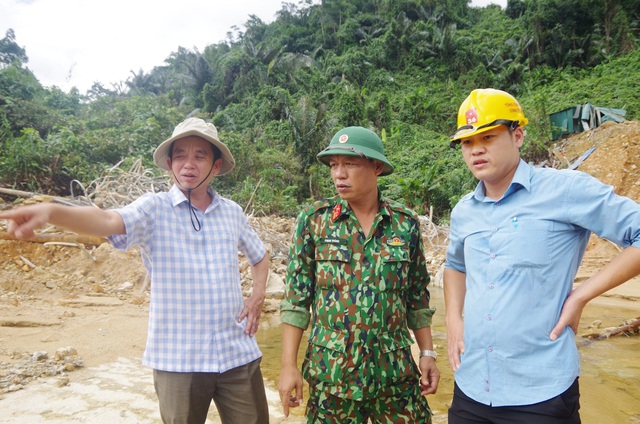 Trung tá Phan Thắng, Phó Chỉ huy trưởng, Tham mưu trưởng Bộ Chỉ huy Quân sự tỉnh Thừa Thiên Huế (đứng giữa) xem xét địa hình địa vật và các phương án tìm kiếm nạn nhân mất tích