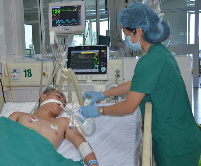  Mắc viêm phổi, viêm não - màng não nặng, chàng thanh niên 22 tuổi Trần Văn Ninh rơi vào hôn mê sâu