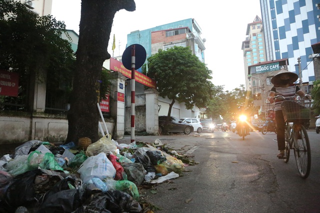  Một điểm tập kết rác thải gần cổng trụ sở Công an phường Yên Phụ.
