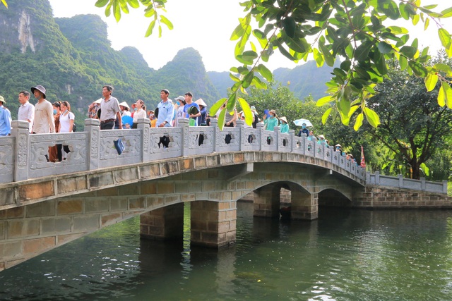 Con người hòa cùng với thiên nhiên ở Tràng An tươi đẹp giữa khung cảnh mùa thu.