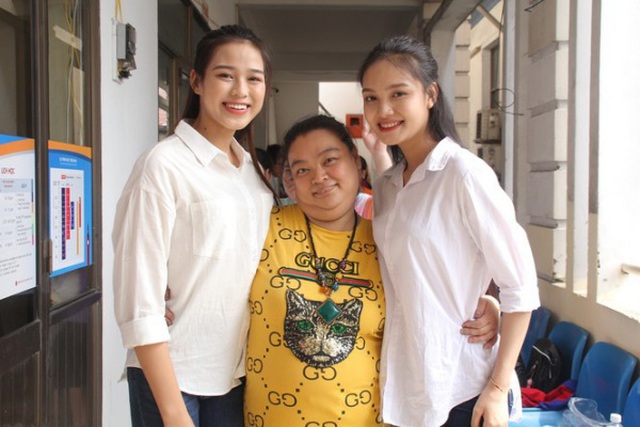  Có thể thấy người đẹp xứ Thanh không có checkin sang chảnh hay đồ hiệu. Sự giản dị và thân thiện của tân Hoa hậu Việt Nam tại trường học giúp cô nhận được nhiều sự ủng hộ của bạn bè.