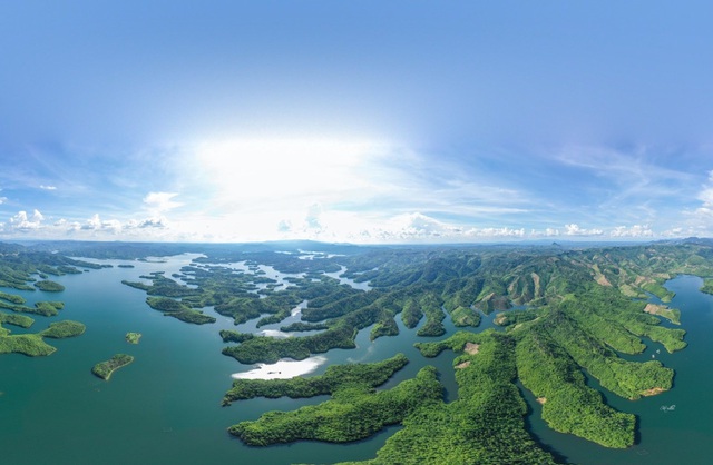  Tà Đùng nằm ở khu vực thượng nguồn của hệ thống sông Đồng Nai, nơi có những hồ nước có diện tích khoảng 3.632 ha. Tại đây đã hình thành nên 47 hòn đảo lớn nhỏ khác nhau. 