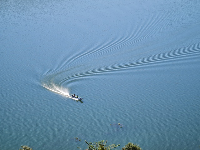  Những chiếc thuyền lái rẽ nước, chạy trên mặt hồ phẳng lặng khiến du khách cảm nhận được vẻ hoang sơ, kỳ vĩ của một trong những hồ thủy điện lớn nhất Tây Nguyên.