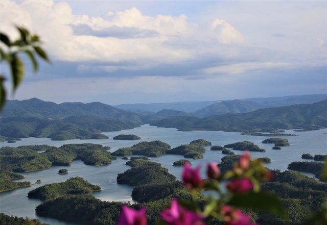  Với vẻ đẹp độc đáo của gần 40 cồn đảo lớn nhỏ, nhấp nhô trên mặt hồ yên tĩnh, Tà Đùng được ví von như tuyệt tác “vịnh Hạ Long” của núi rừng Tây Nguyên.
