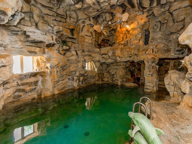  Đây là bể bơi trong nhà được xây theo kiểu hang động và phải mất 3 năm mới hoàn thành.