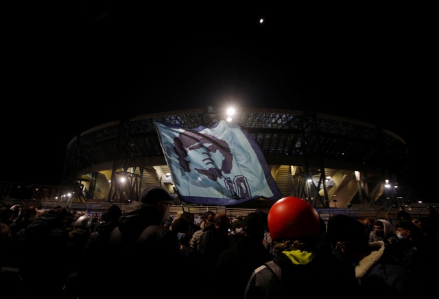  Cổ động viên Napoli tụ tập bên ngoài sân San Paolo để tri ân huyền thoại Diego Maradona.