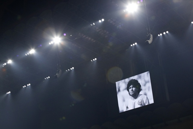  Nhiều trận đấu ở loạt trận UEFA Champions League đêm qua dành 1 phút mặc niệm cho Diego Maradona.