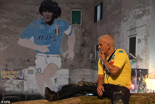  Một cổ động viên khóc sau khi nghe tin Maradona qua đời.